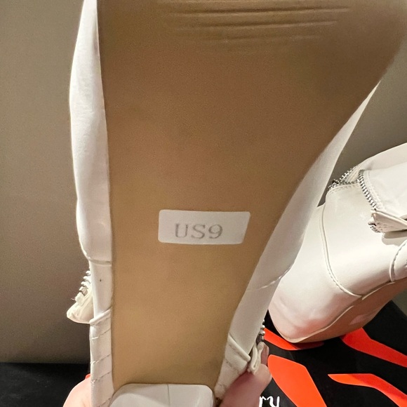 White spine heeled bootie. 5.5” heel w/ 1.5” platform. Never worn. Size 41 Eur - Picture 4 of 7